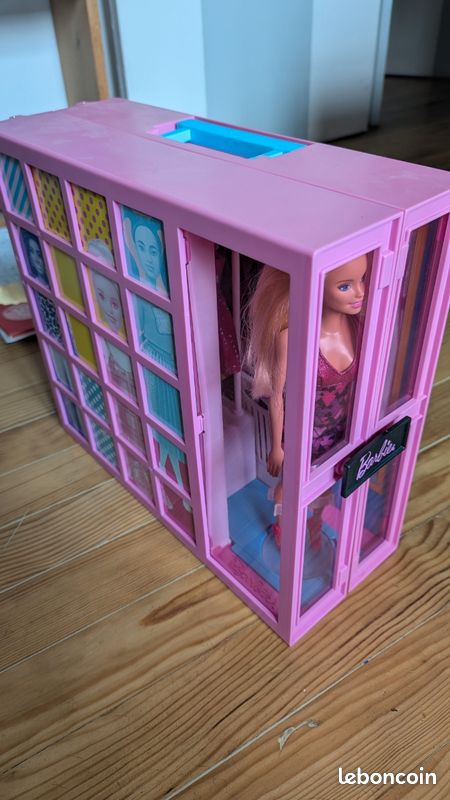 Barbie Fashionistas Coffret Le Dressing De Rêve De Barbie, Avec Poupée Mannequin, Habillages, Accessoires Et Cintres, Jouet Enfant, Dès 3 Ans, HJL66