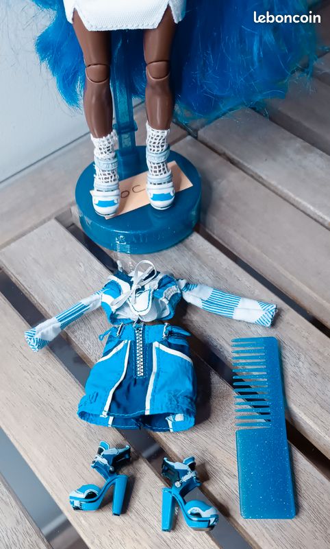Rainbow High – Poupée Coco Vanderbalt (Série 4) Avec 2 Tenues Et Accessoires – Bleu Cobalt