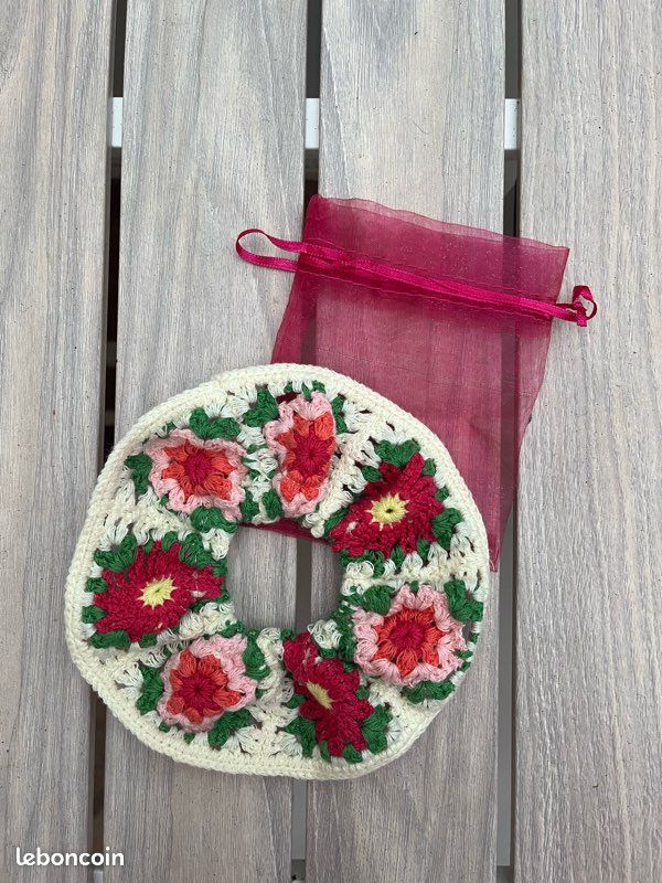 Chouchou élastique en crochet – Fleurs roses (image 7)