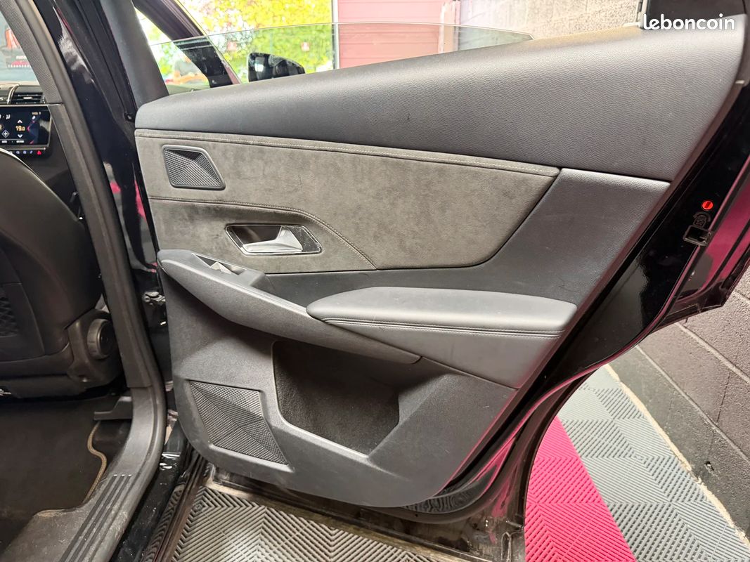 DS7 Crossback Performance Line 1.6 THP 225 EAT8 - Entretien suivi / Toit ouvrant / Attelage / CarPlay / Sellerie Cuir-Alcantara (image 20)