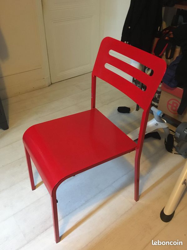 Chaise en fer rouge (image 1)