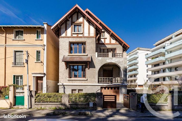 Maison de ville 7 pièces 231 m² — 2