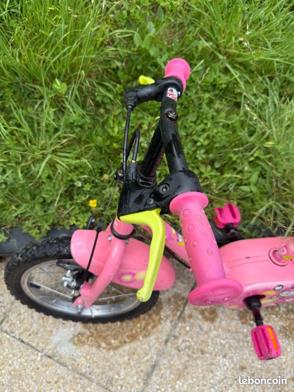 Vélo enfant B-Twin rose Ticha 14" et casque (image 5)