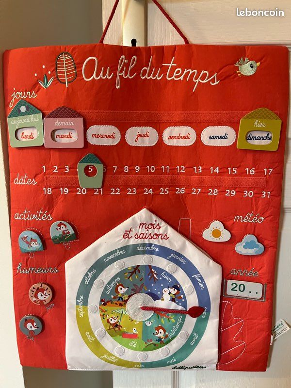 Calendrier éducatif En Tissu Lilliputiens - En Allemand, Pour Apprendre Les Jours, Mois, Saisons - Jeu Motricité Dès 4 Ans
