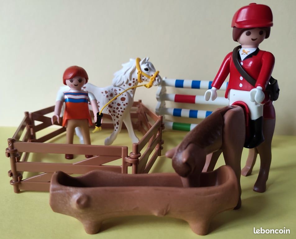 Joli Lot Playmobil équestre saut d'obstacles, abreuvoir, chevaux, personnages, barrières... (image 1)