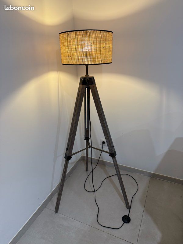 Lampadaire trépied bois Abat-jour rotin/raphia 💡 (image 1)