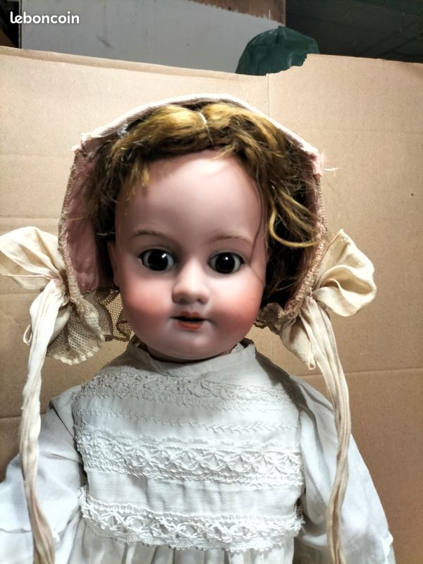 Ancienne Poupée tête porcelaine yeux dormeurs / fabricant à