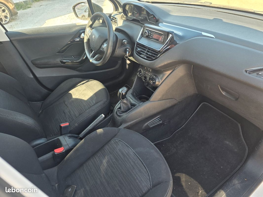Peugeot 208 1.6 ehdi pack clim (image 7)
