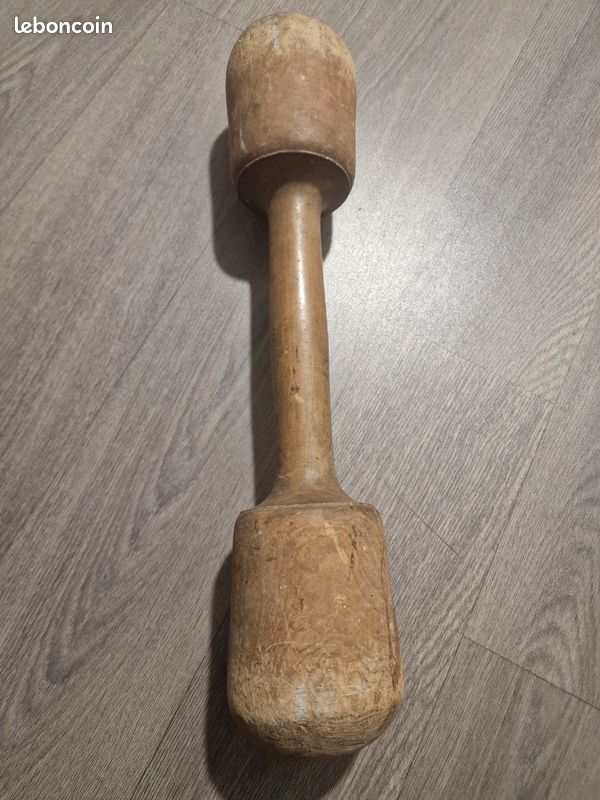 Pilon en bois (image 1)