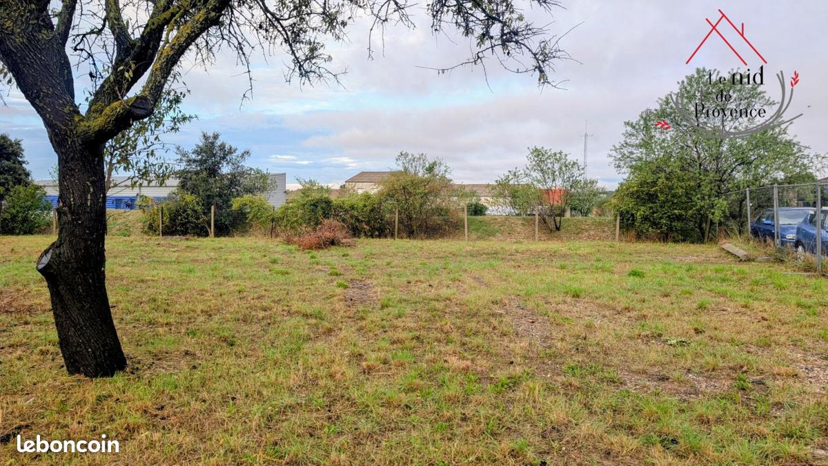 Terrain 690 m² · à Sérignan-du-Comtat · 81 000 €