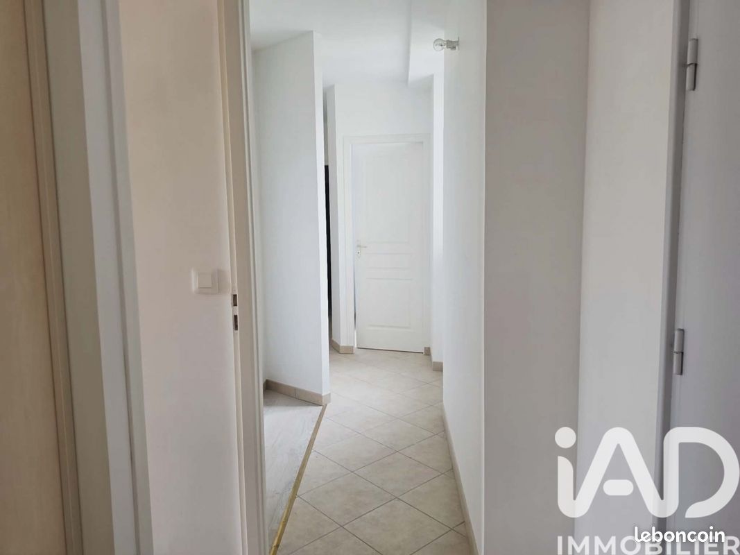 Appartement 4 pièces 94 m² · à Villeneuve-sur-Yonne · 94 m² · 890 €
