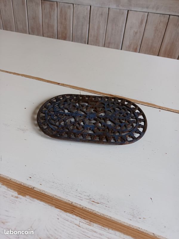 Dessous de plat ancien en fonte (image 2)