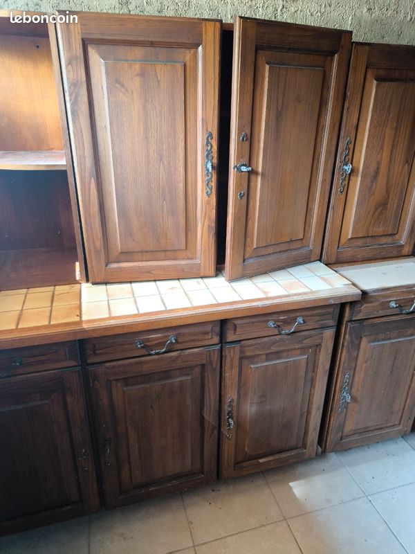 Meuble de cuisine rustique en bois avec plan de travail carrelé (image 2)