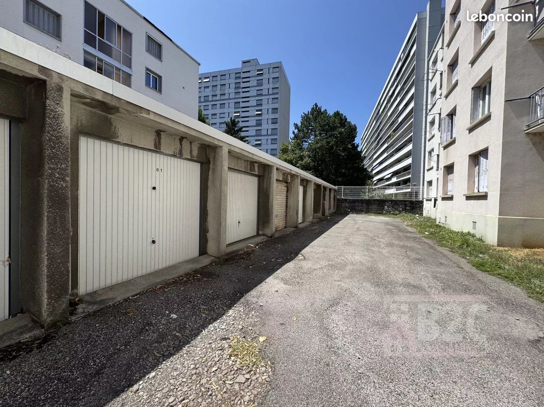 Parking 15 m² · à Grenoble · 15 m² · 110 €/mois