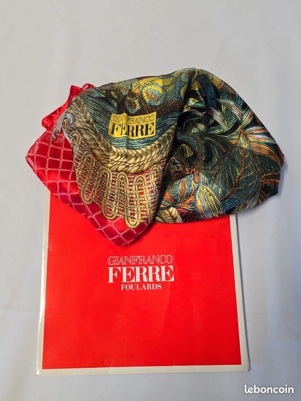 Foulard Carré En Soie GIANFRANCO FERRE Vintage - Motif Multicolore, Italie - Occasion De Luxe