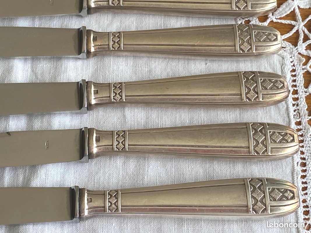 Ensemble de douze couteaux à entremets anciens en argent massif du XIXe