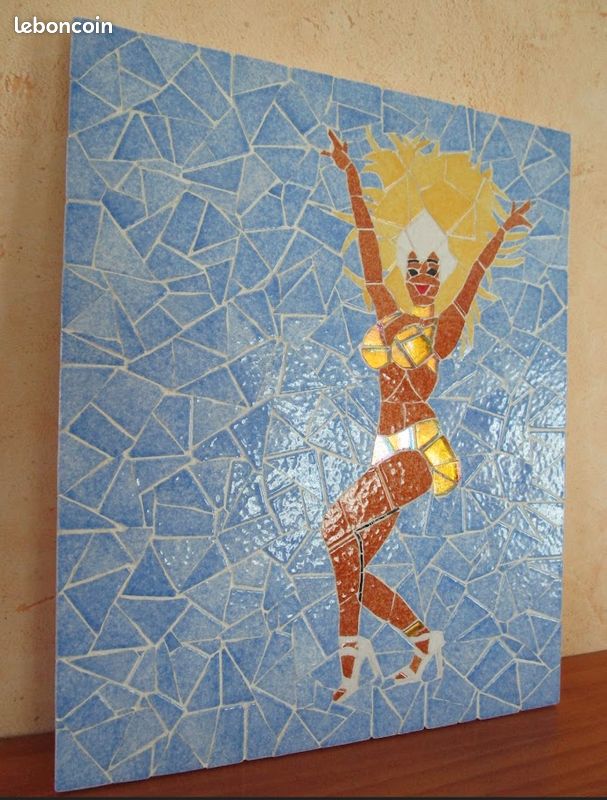 Tableau danseuse carnaval en mosaïque avec costume couleur or (image 1)