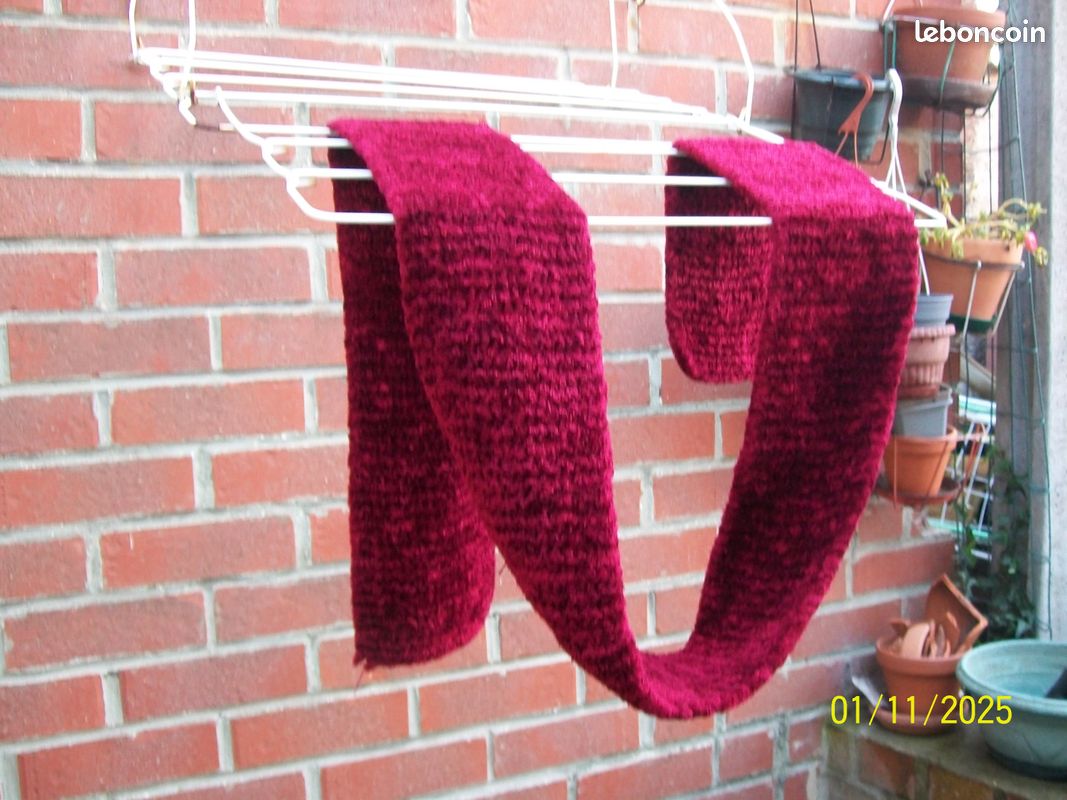 Echarpe Chaude Rouge Foncée Laine Fourrure Tricoté Mains Point Mousse (image 1)