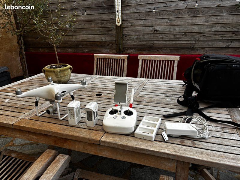 Titre : DJI Phantom 4 Pro V2 + accessoires (image 1)
