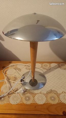 Lampe champignon en métal chromé. Le pied composé de baguettes en verre transparent. Hauteur
