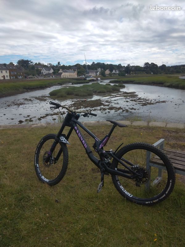 VTT dh canyon sender cf (carbone) (image 1)