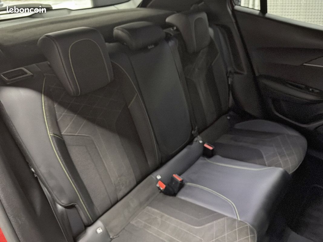 PEUGEOT 2008 BlueHDi 130 S&S EAT8 GT Pack (image 19)