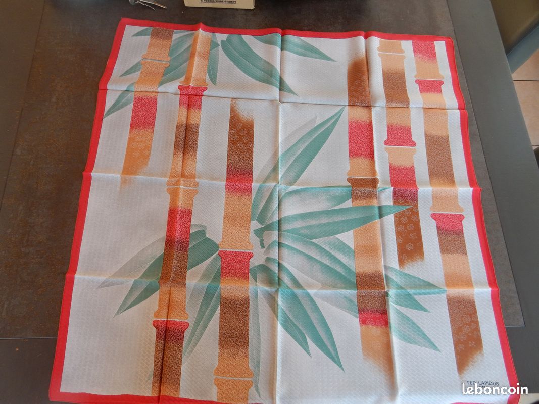 Foulard pure soie Ted Lapidus (image 4)