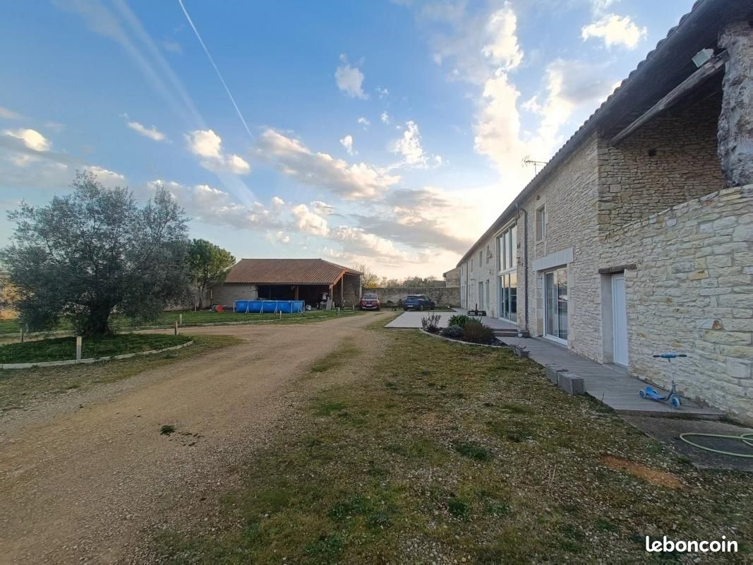 Longère 8 pièces 325 m² - Champigny en Rochereau 86170 (image 2)