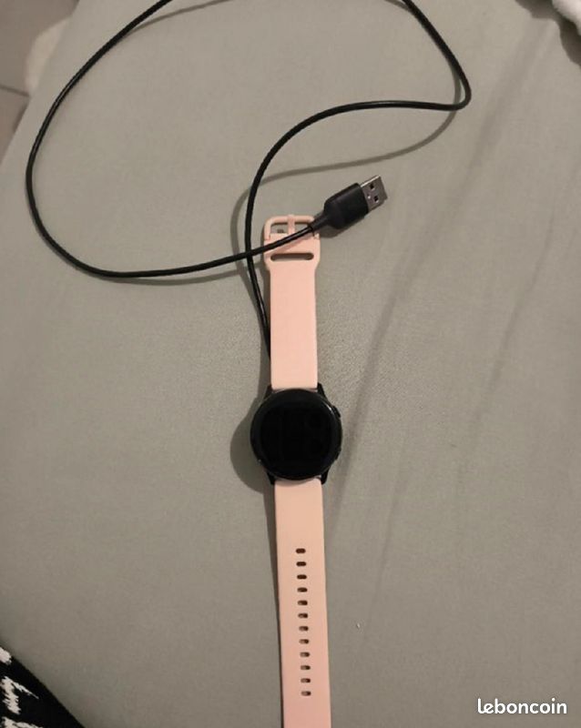 Montre Samsung Galaxy active avec boîte et chargeur très bon etat (image 2)