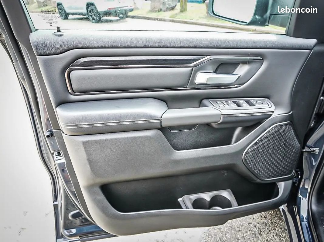 Dodge RAM 1500 Sport 5.7 HEMI V8 4x4 – Toit Pano – Forged Blue – NEUF 2026 - TVA (image 20)