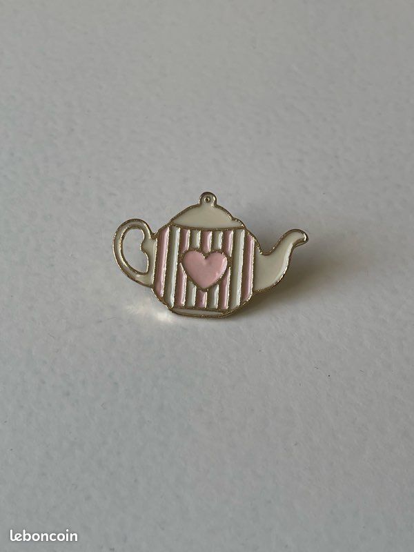 Pin’s Alice au pays des merveilles (image 1)