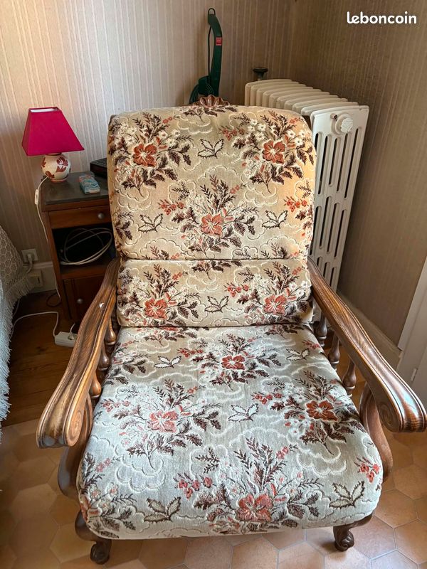 FAUTEUIL avec une très belle partie supérieure sculptée et des accoudoirs tournés (image 2)