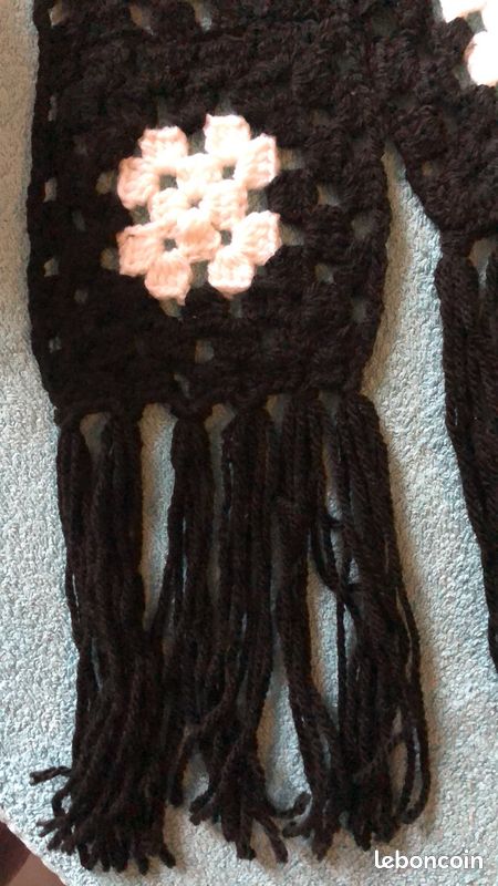 Écharpe en laine réalisée au crochet à la main (image 3)