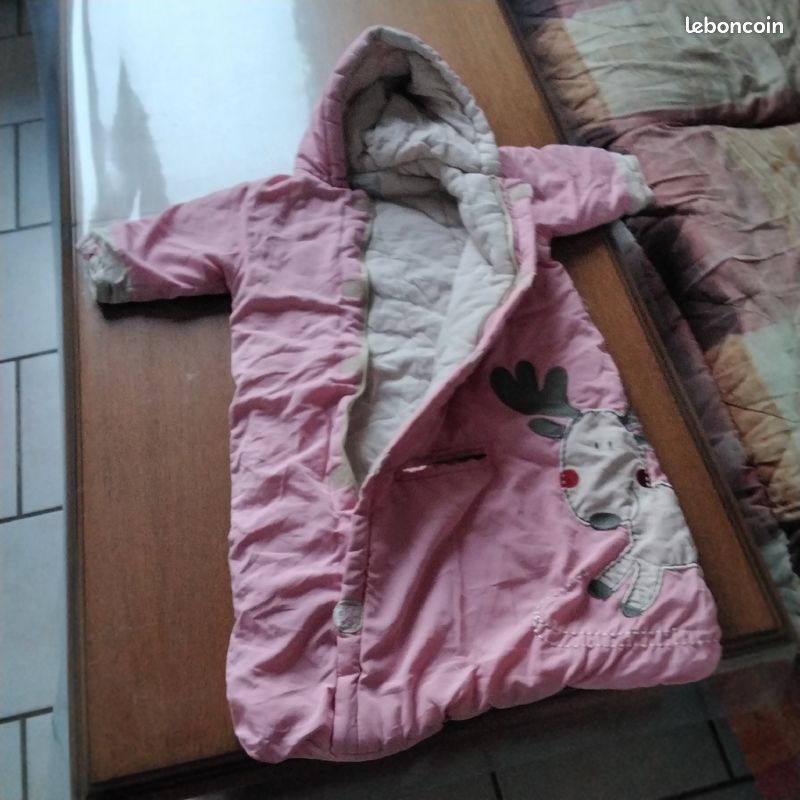Combinaison rose, avec un trou entre les jambes pour passer la ceinture de sécurité (image 3)