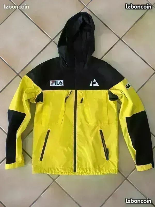 Veste imperméable à capuche noire et poches à fermeture