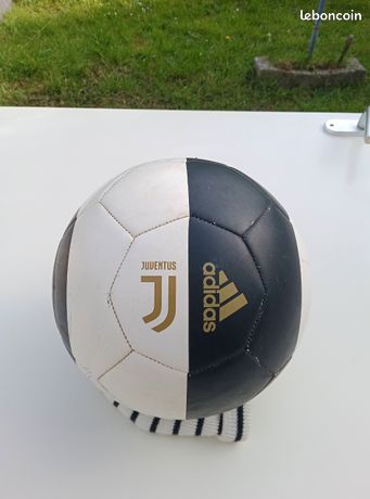 ballon de football JUVENTUS, stocké en vitrine pour déco, jamais utilisé ballon de football JUVENTUS, stocké en vitrine pour déco, jamais utilisé
