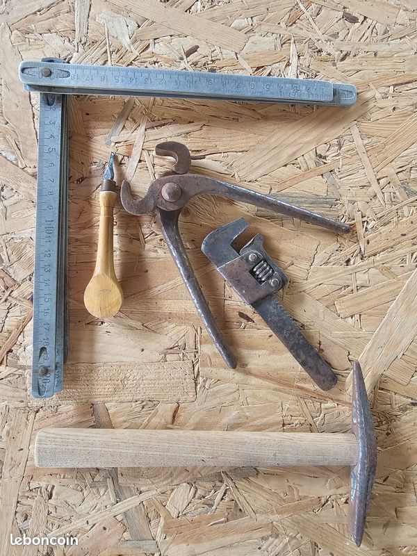 Mètre alu pliant de charpentier, tenaille de maréchal, clé à molette de mécanicien, gouge paume de menuisier et marteau de soudeur (image 2)