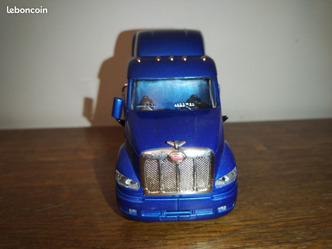 Camion Miniature 1/43 Peterbilt 387 Avec Remorque Plate Et Pneus - Marque Newray, Référence 810128, Neuf