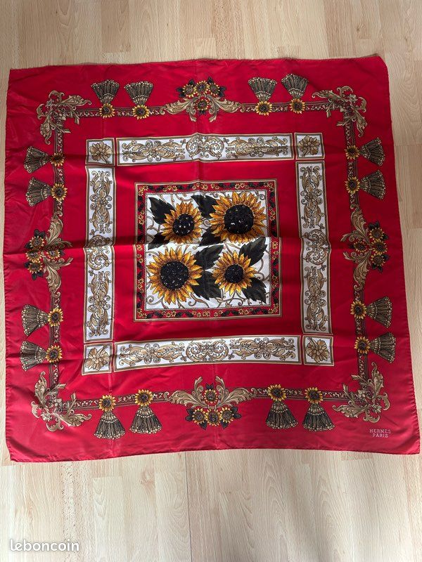 Foulard Carré Hermès Vintage - Ivoire - Occasion (état Vintage, Non Lavé)