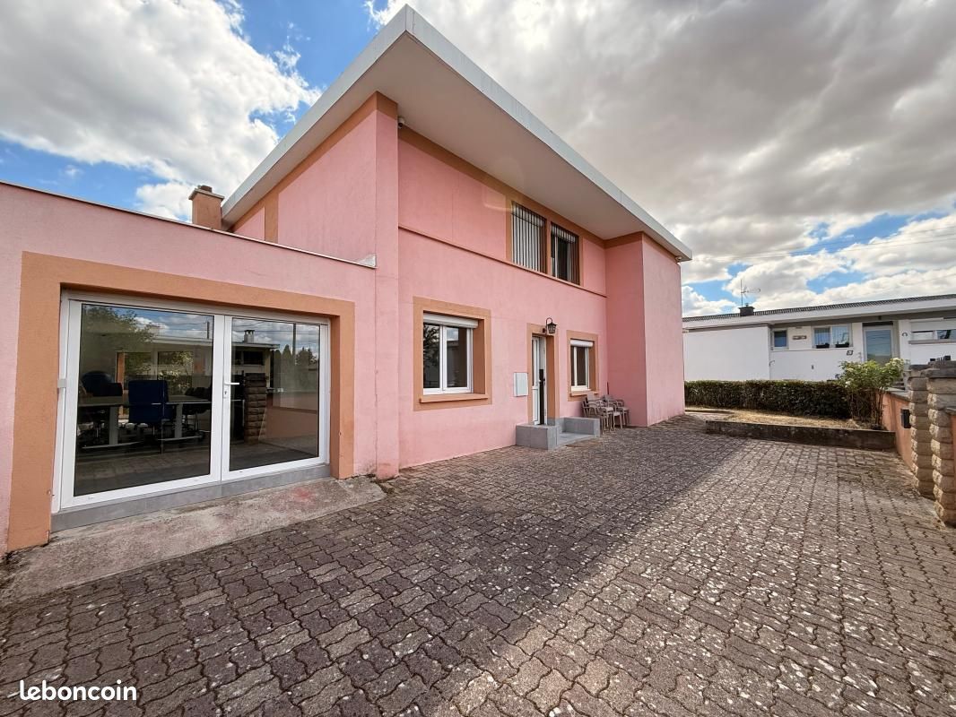 Maison 9 pièces 174 m² · à Genlis · 174 m² · 240 000 €