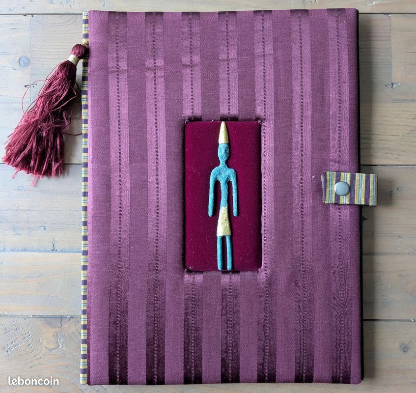 Protège et porte documents en tissu avec statuette (image 1)