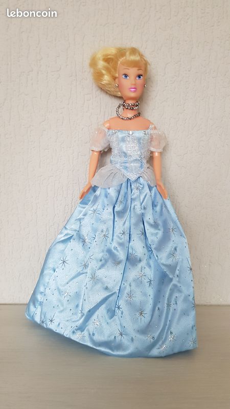 Poupée Barbie avec assortiment de robes d'été 8,5x32cm