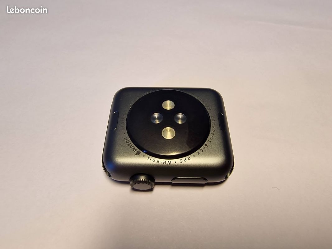 Apple Watch Series 3 (42mm, Gris Sidéral, GPS) - Excellent état + Accessoires (image 3)