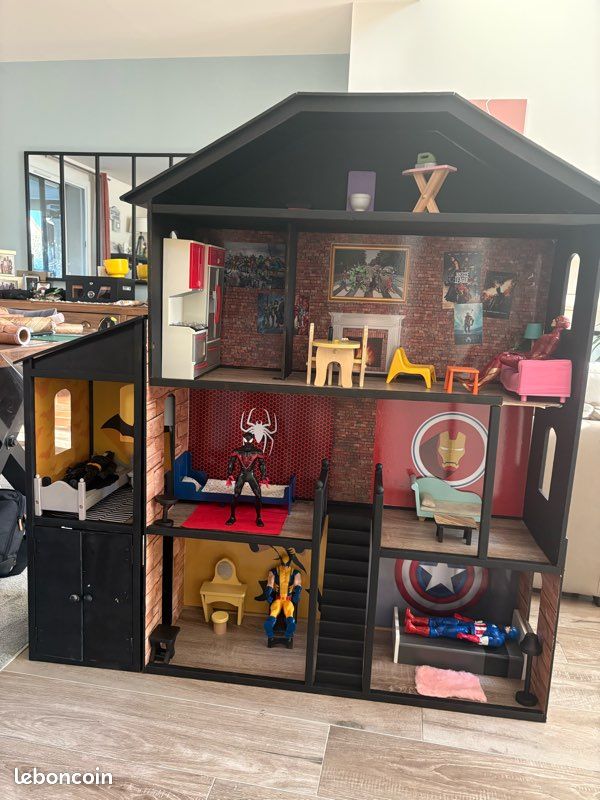 Maison de poupée transformée en maison de super-héros Jeux Jouets