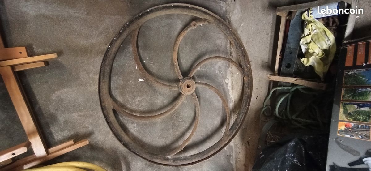Roue pompe à eau ancienne (image 2)