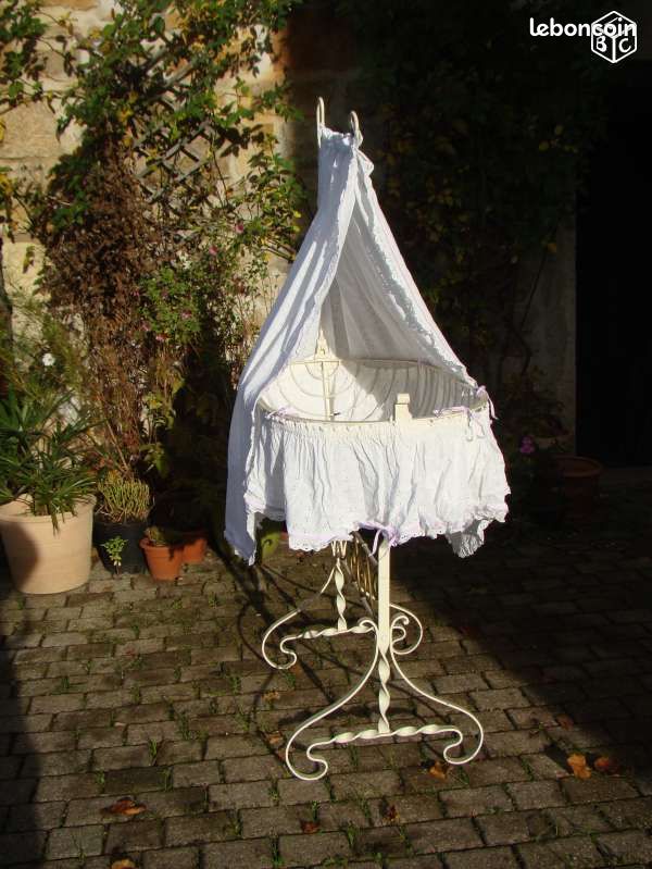 Ancien berceau balencelle fer forgé blanc laqué (image 1)