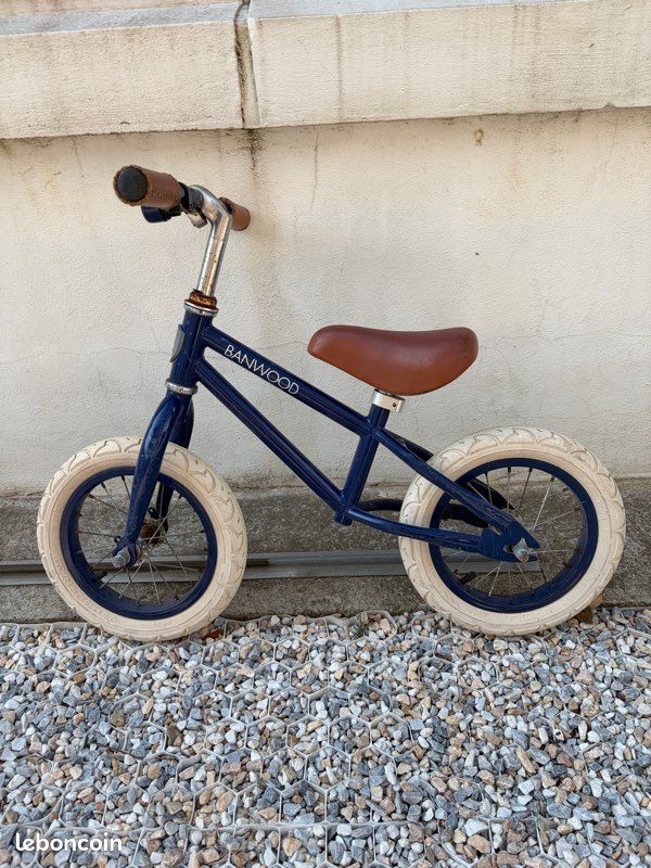 Draisienne Banwood bleu marine avec panier en osier Canton Genève