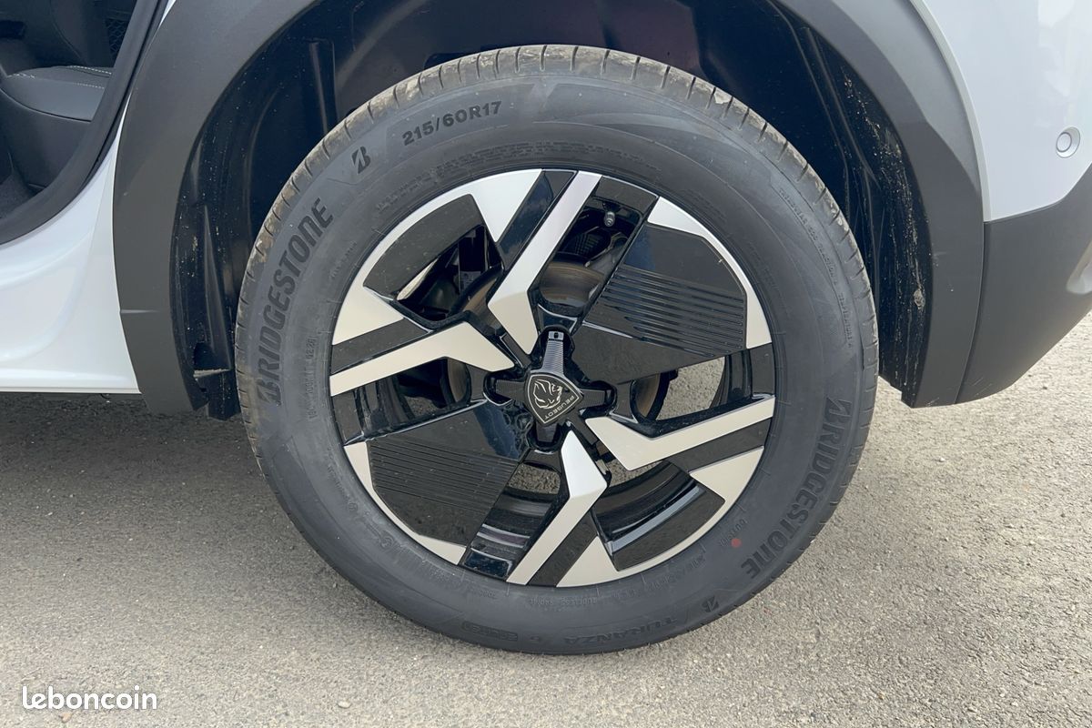 PEUGEOT 2008 Hybrid 145 e-DCS6 GT (image 12)