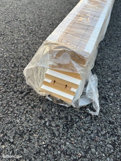 Plinthes en bois neuves encore emballées (image 2)