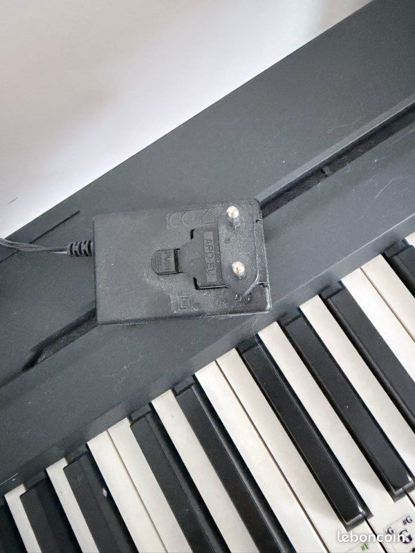 Piano numérique Yamaha P-45 + support + pédale + câble – excellent état – Marseille (image 6)